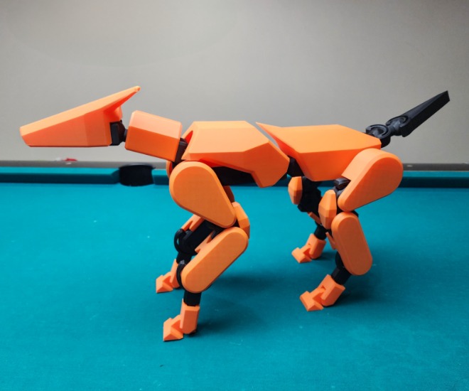Mascota K9 sobre una mesa de billar